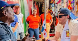 Mayer Mizrachi durante su recorrido en el Mercado El Cruce escuchando a emprendedores