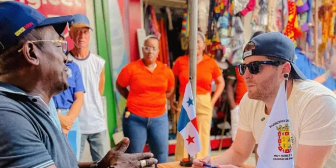 Mayer Mizrachi durante su recorrido en el Mercado El Cruce escuchando a emprendedores