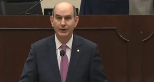 Ministro de Economía y Finanzas de Panamá presentando documentos ante la Asamblea Nacional