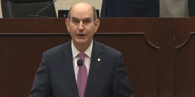 Ministro de Economía y Finanzas de Panamá presentando documentos ante la Asamblea Nacional