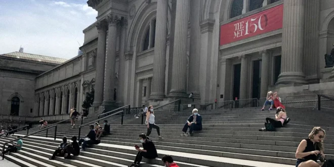 Escalinata del Museo Metropolitano de Nueva York preparada para la Met Gala