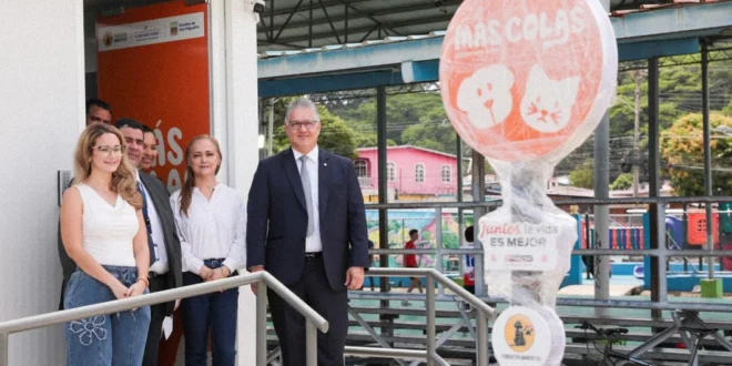 Ministro Juan Carlos Orillac inspeccionando las instalaciones de la Clínica Hospital de Bienestar Animal Más Colas.