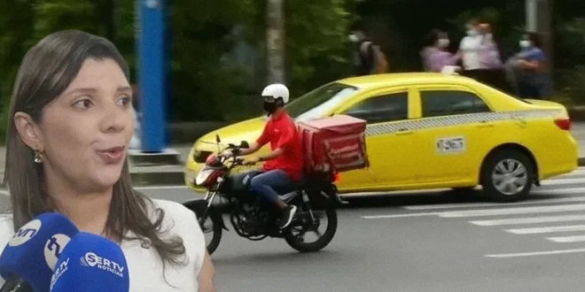 Ministra de Trabajo de Panamá rindiendo declaraciones a la prensa.