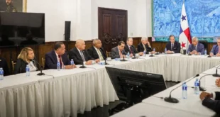 El presidente José Raúl Mulino durante una reunión oficial en el Palacio de las Garzas con diputados de la Asamblea Nacional.