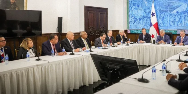 El presidente José Raúl Mulino durante una reunión oficial en el Palacio de las Garzas con diputados de la Asamblea Nacional.