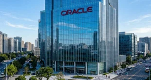 Logotipo de Oracle en un edificio moderno de cristal con fachada azul reflectante