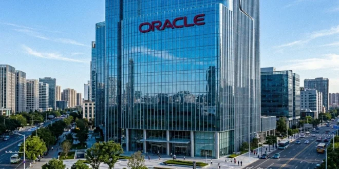 Logotipo de Oracle en un edificio moderno de cristal con fachada azul reflectante