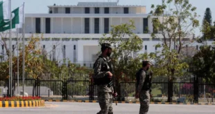 Patrullas protegen la casa del presidente pakistaní previo a negociaciones entre Estados Unidos e Irán.