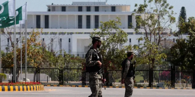 Patrullas protegen la casa del presidente pakistaní previo a negociaciones entre Estados Unidos e Irán.