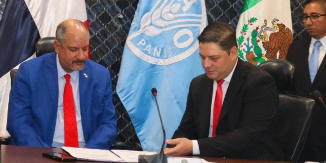 Diputado Ariel Vallarino en la firma del Pacto Alimentario Primero en la Asamblea Nacional de Panamá