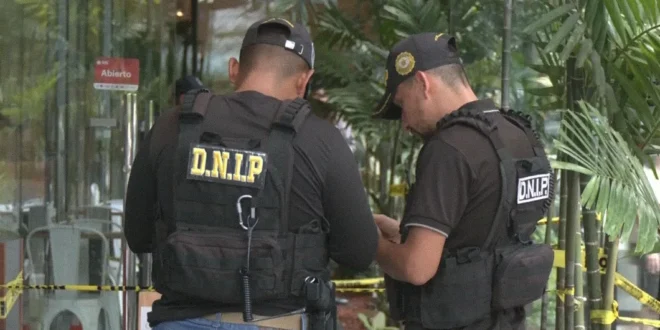 Agentes de la Policía Nacional durante un operativo de seguridad en Ciudad de Panamá