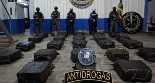 Efectivos de la Policía Nacional durante el operativo de incautación de drogas en puerto