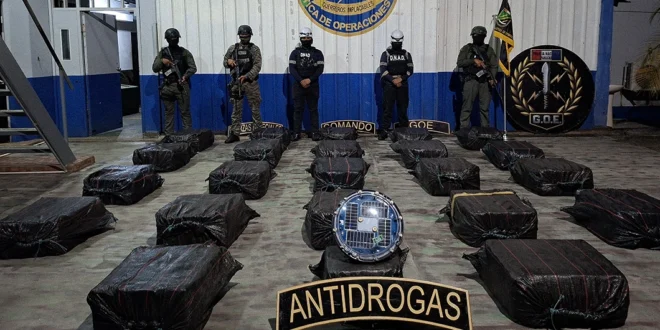Efectivos de la Policía Nacional durante el operativo de incautación de drogas en puerto