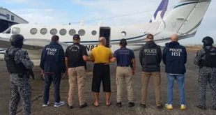 Agentes de la Policía Nacional de Panamá en operativo de seguridad en el Aeropuerto de Tocumen.