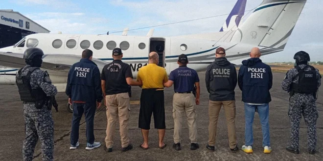 Agentes de la Policía Nacional de Panamá en operativo de seguridad en el Aeropuerto de Tocumen.
