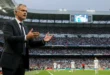 José Mourinho dirigiendo un partido de fútbol en el estadio Santiago Bernabéu