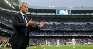 José Mourinho dirigiendo un partido de fútbol en el estadio Santiago Bernabéu