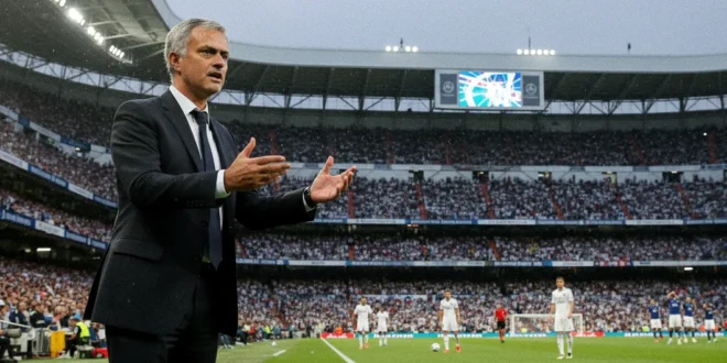 José Mourinho dirigiendo un partido de fútbol en el estadio Santiago Bernabéu