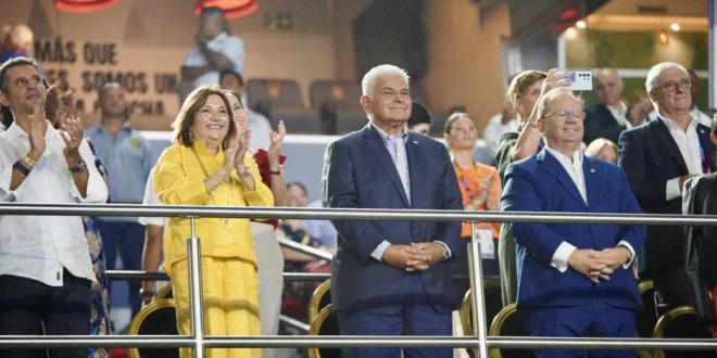 El Presidente Mulino durante la inauguración de los IV Juegos Suramericanos de la Juventud en el Estadio Rommel Fernández.