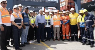 Presidente Mulino recorriendo las instalaciones del Puerto de Balboa junto a trabajadores panameños