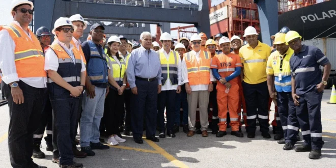 Presidente Mulino recorriendo las instalaciones del Puerto de Balboa junto a trabajadores panameños
