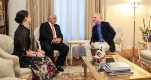 El presidente José Raúl Mulino reunido con el escritor Dan Brown en su despacho presidencial.