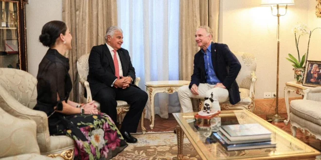 El presidente José Raúl Mulino reunido con el escritor Dan Brown en su despacho presidencial.