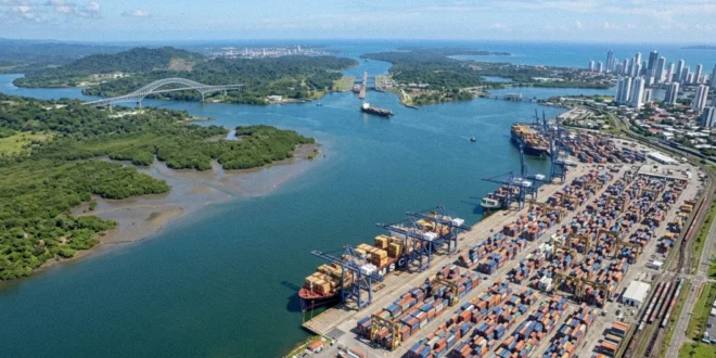 Vista aérea de los puertos Balboa y Cristóbal en el Canal de Panamá