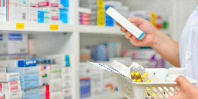 Farmacia con estantes de medicamentos bajo control de precios