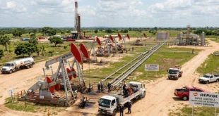 Instalaciones petroleras de Repsol en Venezuela durante una jornada de extracción
