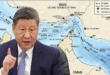 El presidente chino,Xi Jinping y mapa estratégico del estrecho de Ormuz con buques petroleros