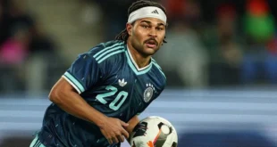 Serge Gnabry vistiendo la camiseta de Alemania durante un partido