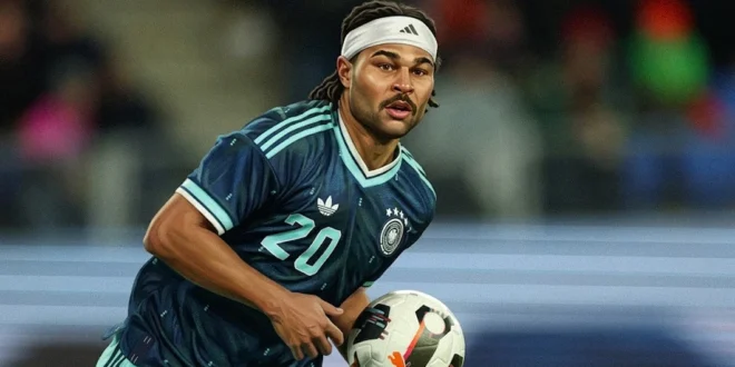 Serge Gnabry vistiendo la camiseta de Alemania durante un partido