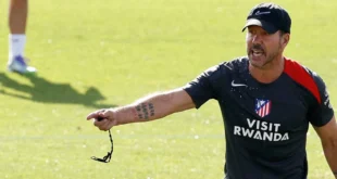 Diego Simeone dirigiendo un entrenamiento del Atlético de Madrid