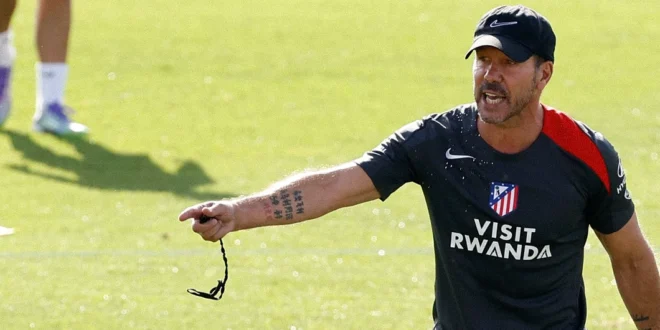 Diego Simeone dirigiendo un entrenamiento del Atlético de Madrid