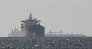 Buques petroleros cruzando el estratégico estrecho de Ormuz en el Golfo Pérsico.