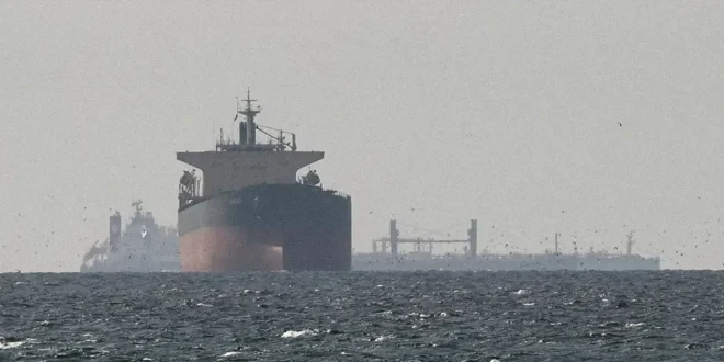 Buques petroleros cruzando el estratégico estrecho de Ormuz en el Golfo Pérsico.