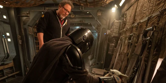 Jon Favreau dirigiendo el set de la nueva película de Star Wars: The Mandalorian y Grogu