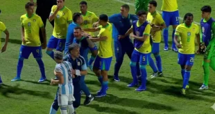 Jugadores de Argentina y Brasil en el campo durante el Sudamericano Sub-17