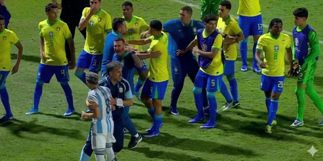 Jugadores de Argentina y Brasil en el campo durante el Sudamericano Sub-17