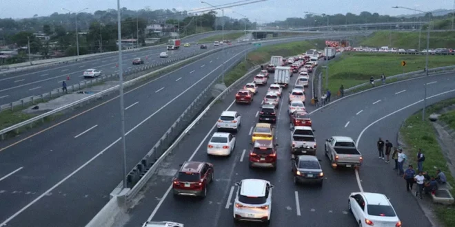 Operativo de inversión de carriles en el acceso al puente de las Américas Panamá