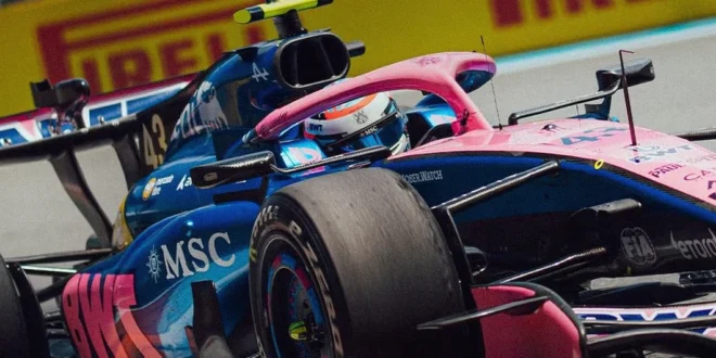 Monoplaza Alpine A526 compitiendo en pista durante la temporada 2026 de Fórmula 1