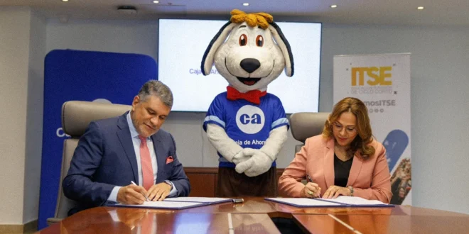 Representantes de Caja de Ahorros e ITSE durante la firma del convenio de cooperación estratégica.