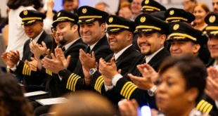 Pilotos de Copa Airlines celebrando su ascenso a rango de capitán en Panamá
