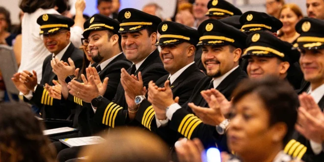 Pilotos de Copa Airlines celebrando su ascenso a rango de capitán en Panamá