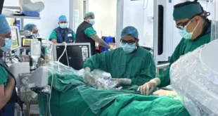Equipo médico de la CSS realizando un procedimiento de rotablación coronaria en Chiriquí