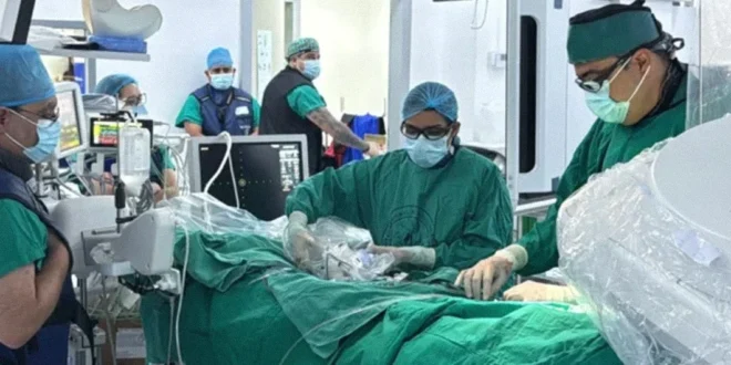 Equipo médico de la CSS realizando un procedimiento de rotablación coronaria en Chiriquí