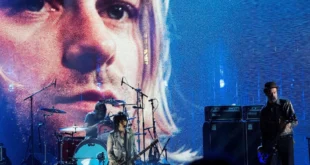 Dave Grohl durante concierto tributo a Kurt Cobain
