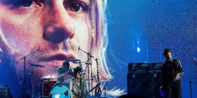 Dave Grohl durante concierto tributo a Kurt Cobain