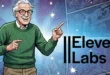 Ilustración de Stan Lee junto al logotipo de la plataforma de voz por IA ElevenLabs